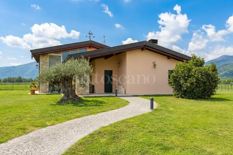 Villa in vendita di 230 mq a €950.000 (rif. 17/2026)