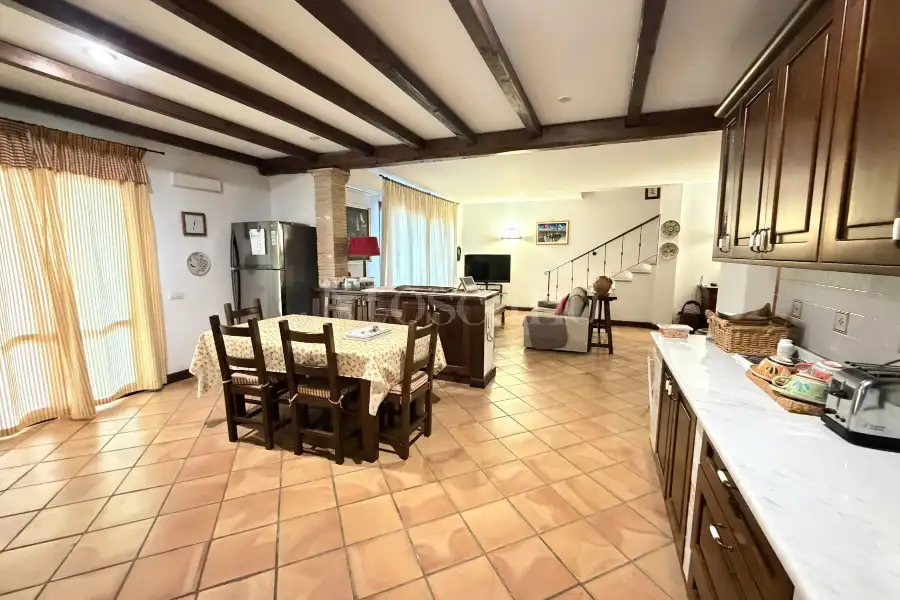 Villa Bifamiliare in vendita di 400 mq a €829.000 (rif. 33/2026)