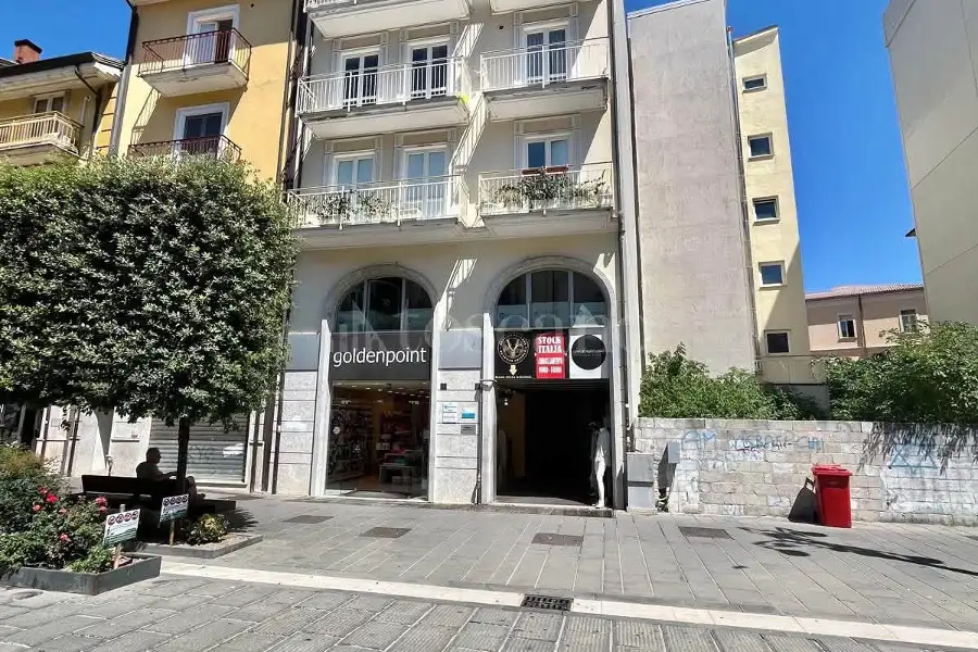 Negozio in affitto di 60 mq a €700 (rif. 162/2026)