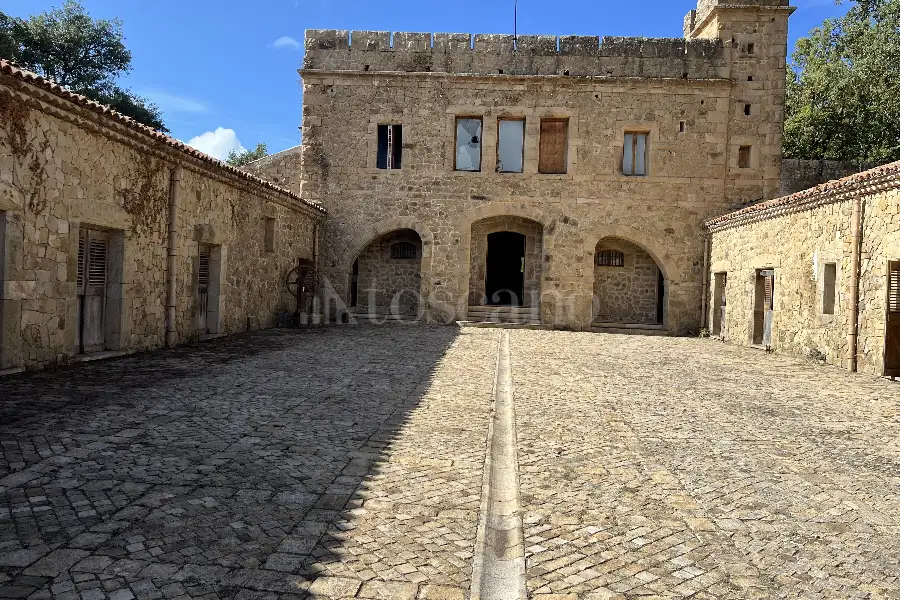 Casale in vendita di 860 mq trattativa riservata (rif. 258/2025)