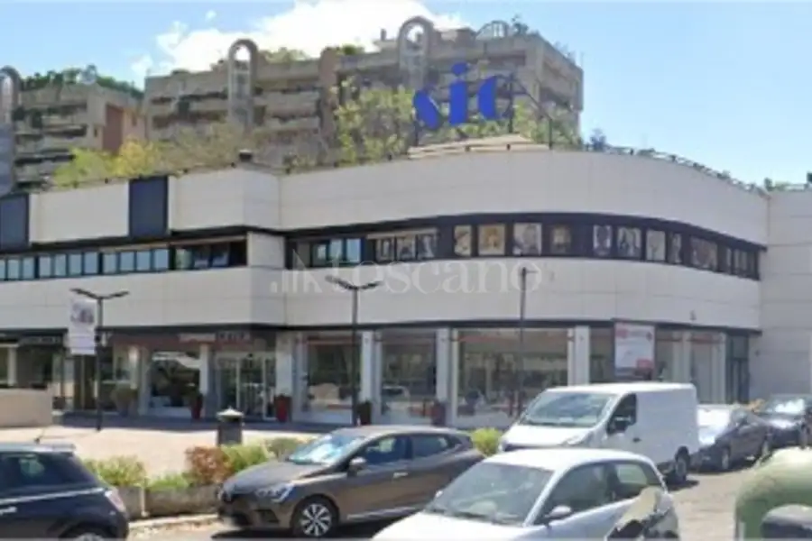 Negozio in affitto di 230 mq a €4.500 (rif. 77/2023)