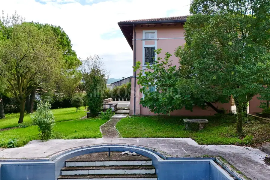 Villa in vendita di 870 mq a €729.000 (rif. 28/2024)