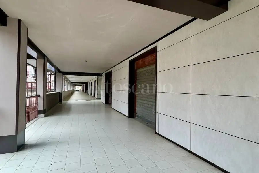 Negozio in vendita di 180 mq a €85.000 (rif. 11/2026)