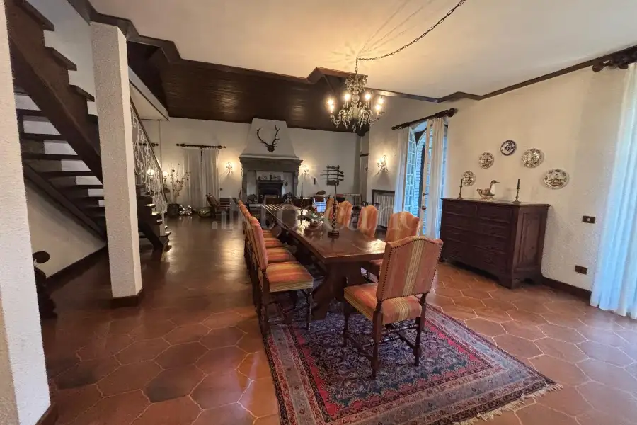 Villa Plurifamiliare in vendita di 370 mq a €1.200.000 (rif. 43/2025)