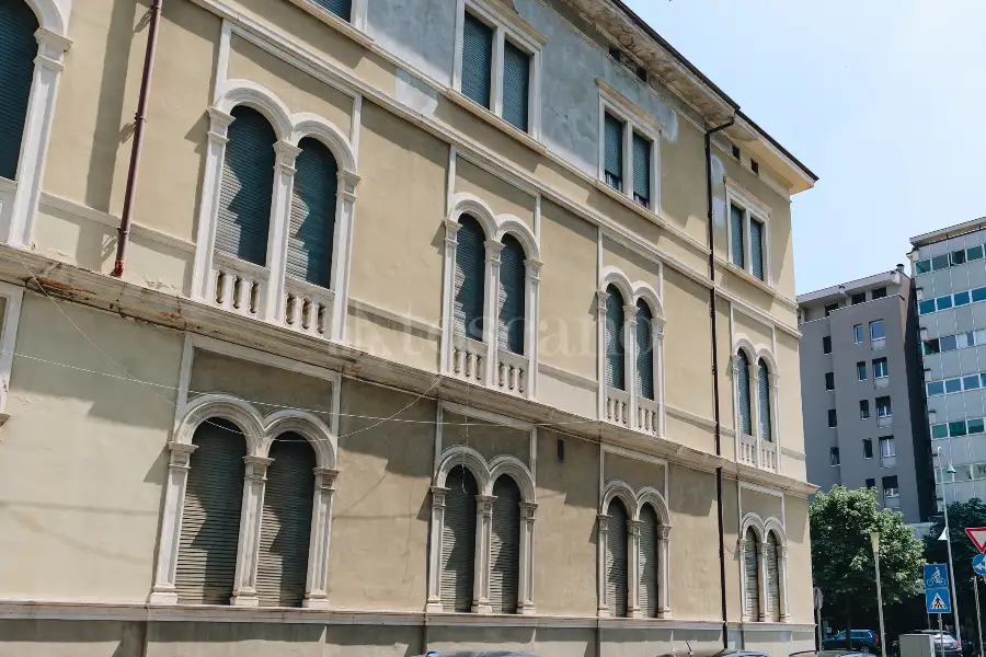 Palazzo in vendita di 7.000 mq trattativa riservata (rif. 21/2025)