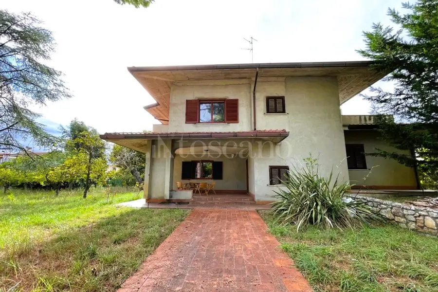 Villa in vendita di 305 mq a €650.000 (rif. 12/2025)