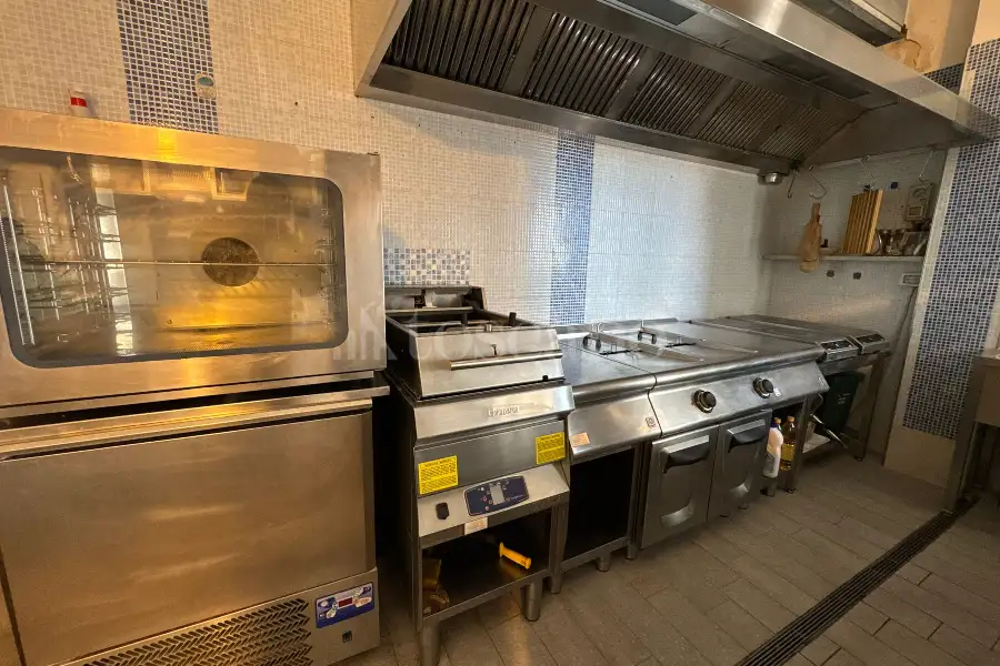 Negozio in affitto di 50 mq a €2.500 (rif. 21/2025)