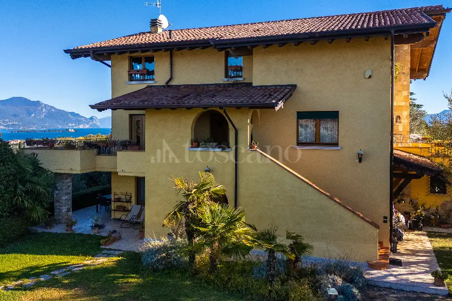 Villa in vendita di 583 mq a €2.680.000 (rif. 66/2025)