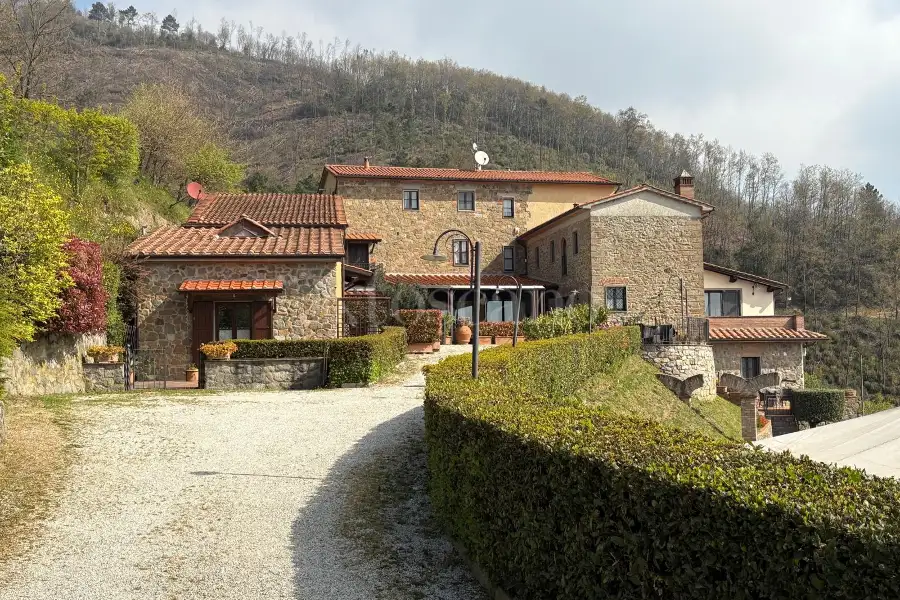 Casale in vendita di 880 mq a €1.080.000 (rif. 22/2025)