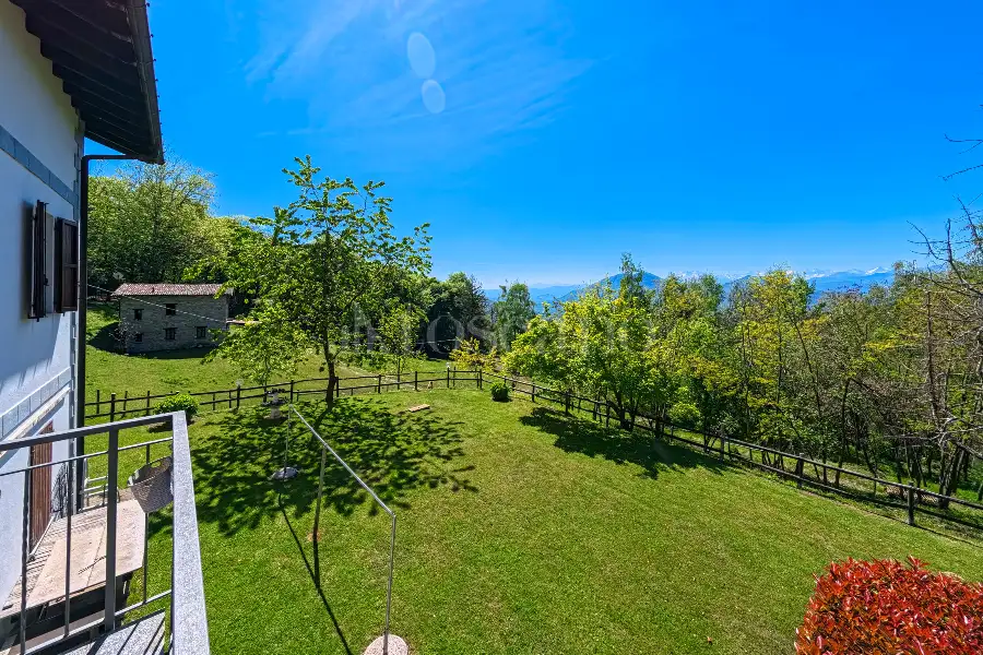Casa Indipendente in vendita di 700 mq a €850.000 (rif. 146/2026)