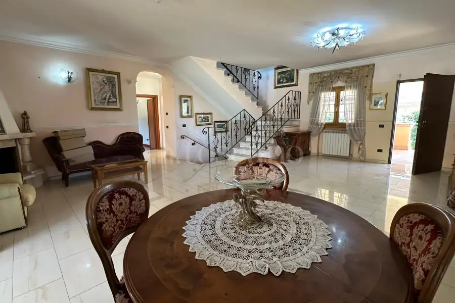 Villa in vendita di 370 mq a €890.000 (rif. 3/2026)