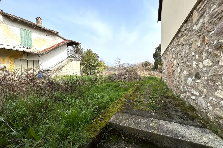 Casale in vendita di 3.000 mq a €850.000 (rif. 5/2026)