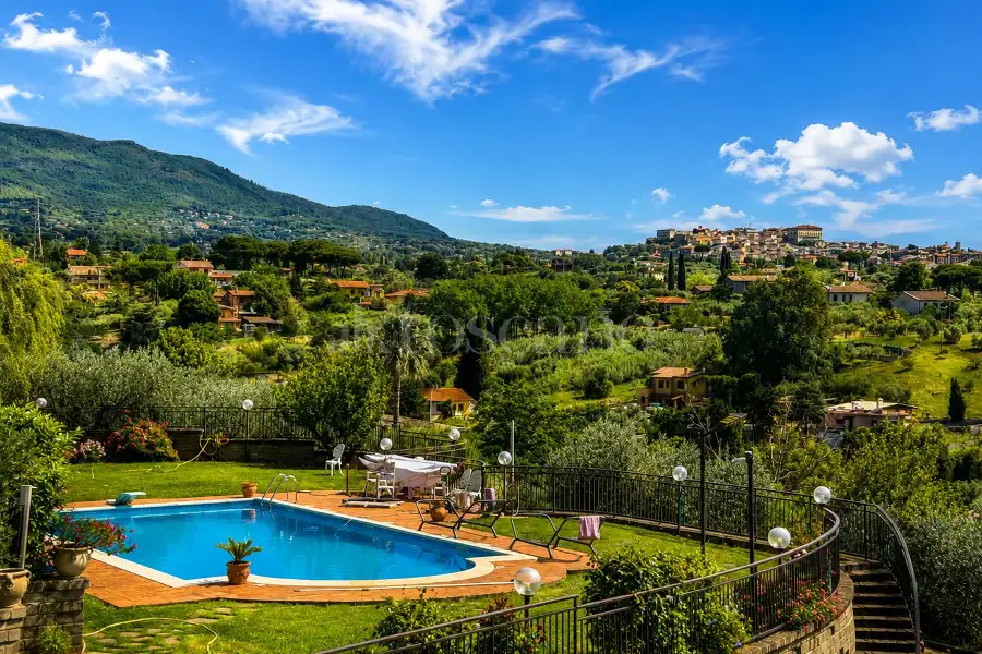 Villa in vendita di 920 mq a €899.000 (rif. 48/2026)