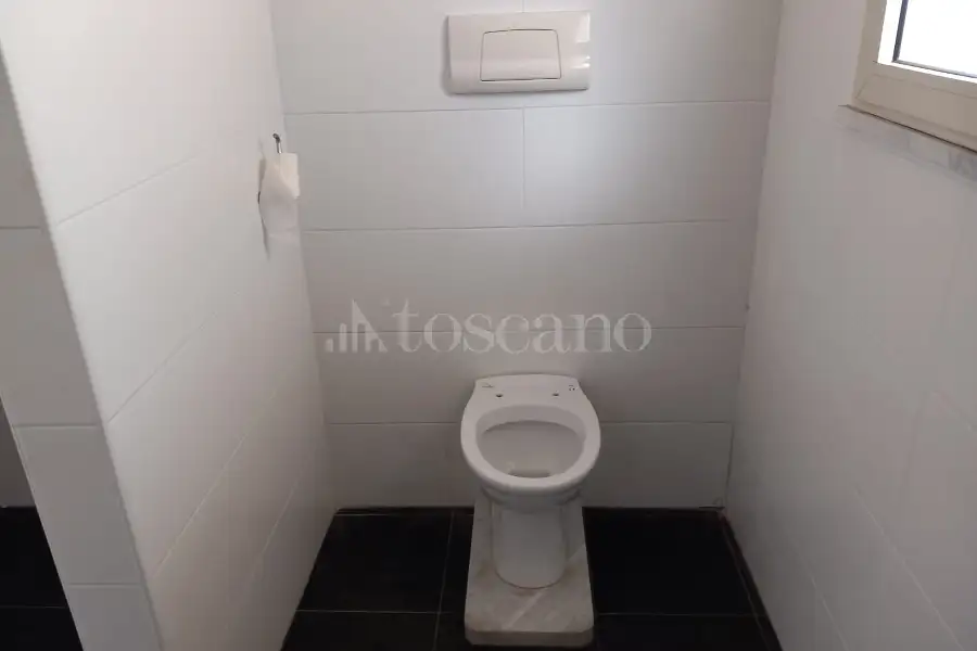 Negozio in vendita di 63 mq a €99.000 (rif. 15/2026)