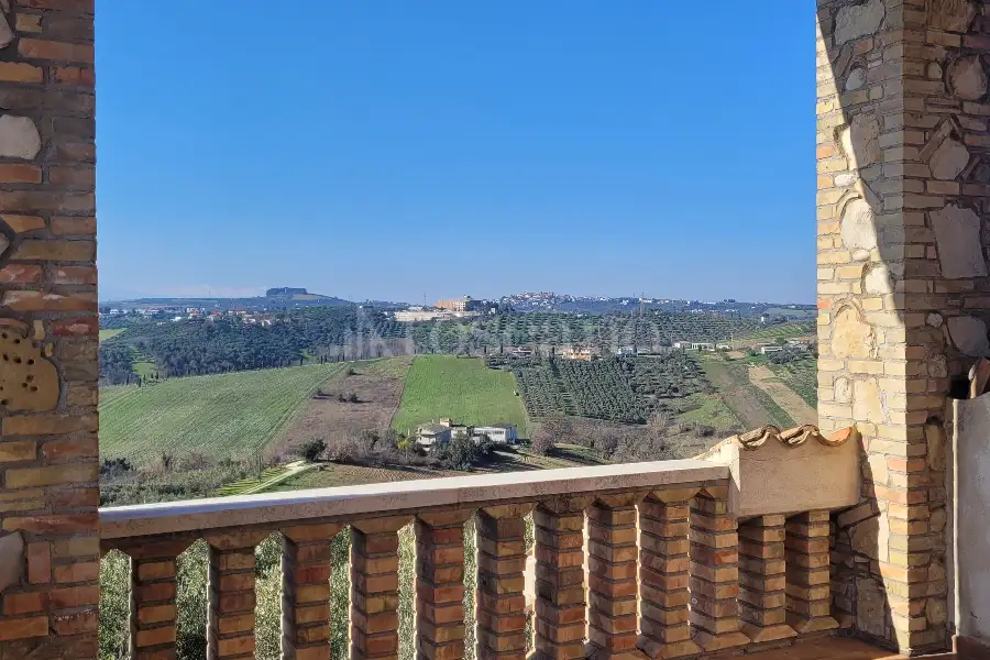 Villa in vendita di 480 mq a €880.000 (rif. 4/2026)