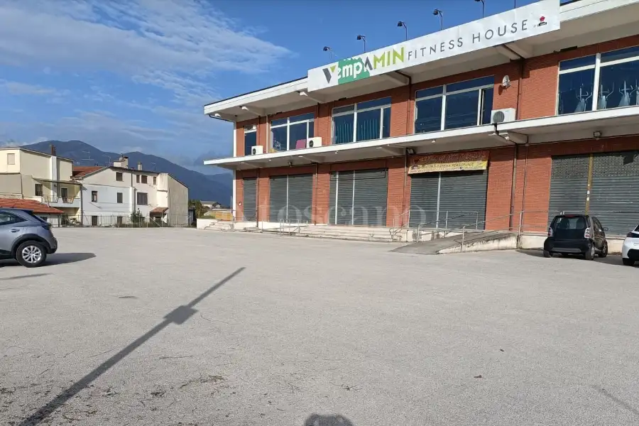 Negozio in affitto di 3.000 mq a €3.500 (rif. 123/2024)