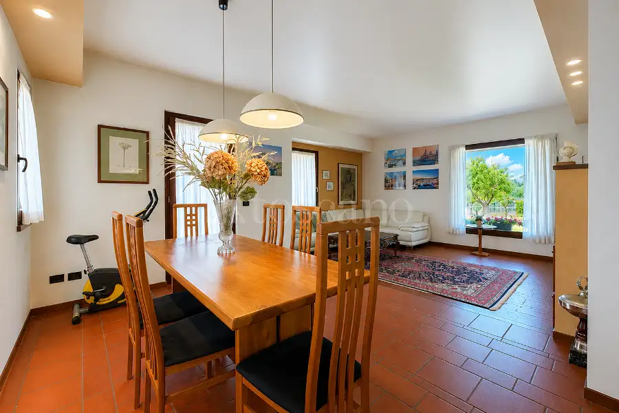 Villa in vendita di 300 mq a €1.600.000 (rif. 12/2026)