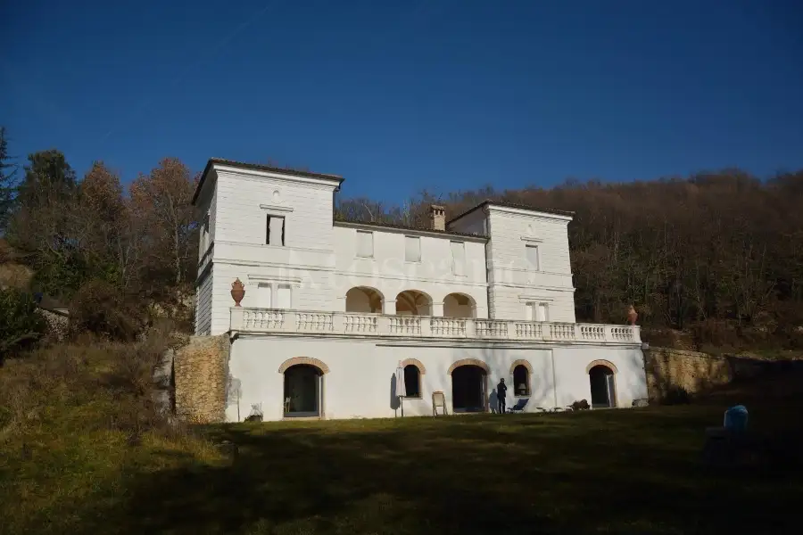 Villa in vendita di 550 mq a €600.000 (rif. 20/2024)