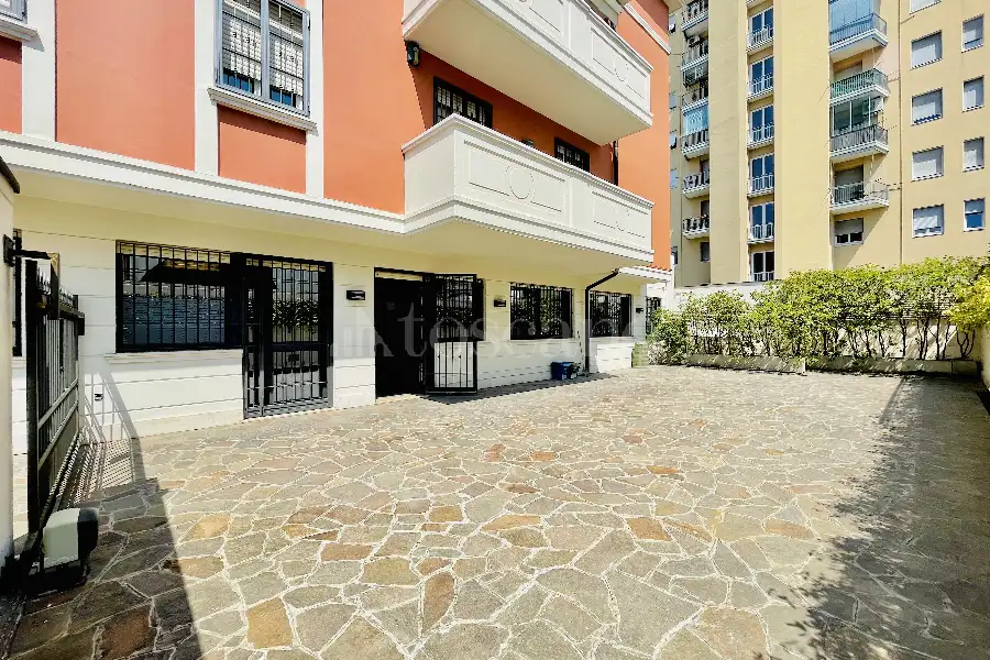 Ufficio in vendita di 300 mq a €650.000 (rif. 48/2026)