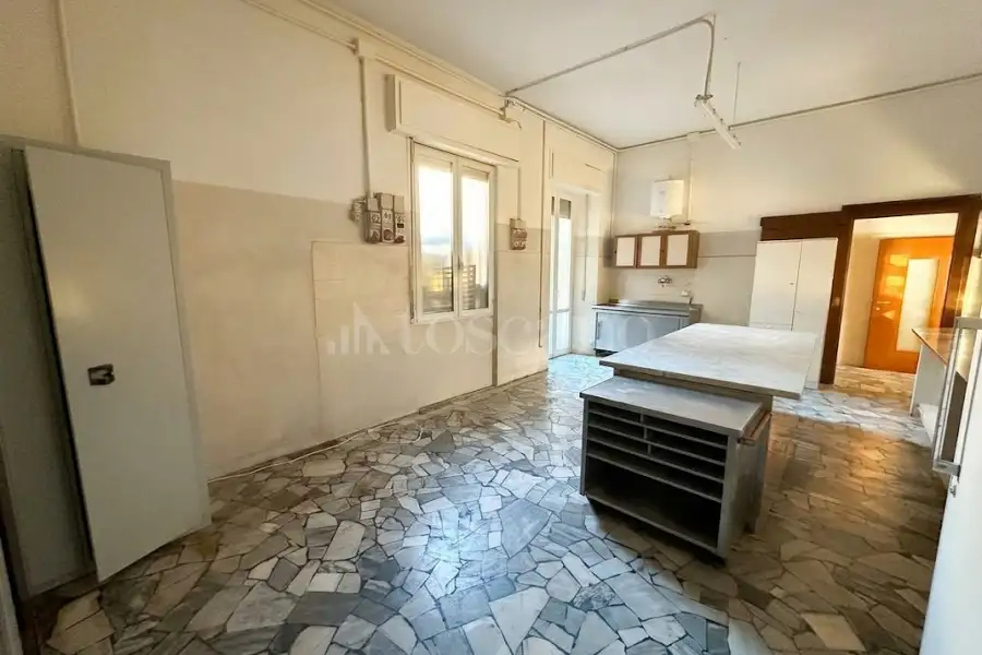 Negozio in affitto di 100 mq a €1.800 (rif. 17/2026)
