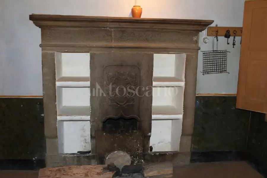 Palazzo in vendita di 300 mq a €140.000 (rif. 3/2026)