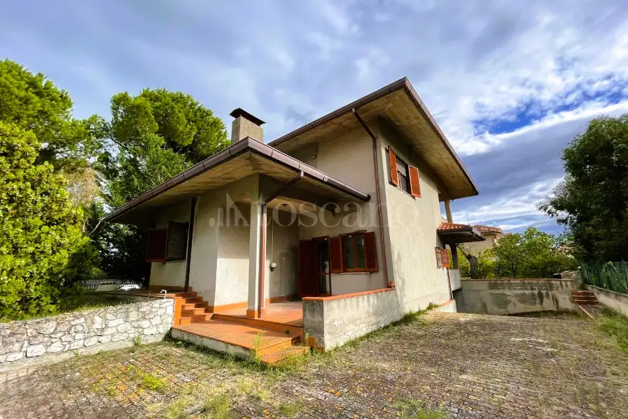 Villa in vendita di 305 mq a €650.000 (rif. 12/2025)