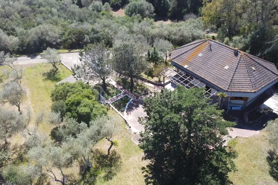 Casa Indipendente in vendita di 300 mq a €330.000 (rif. 24/2026)