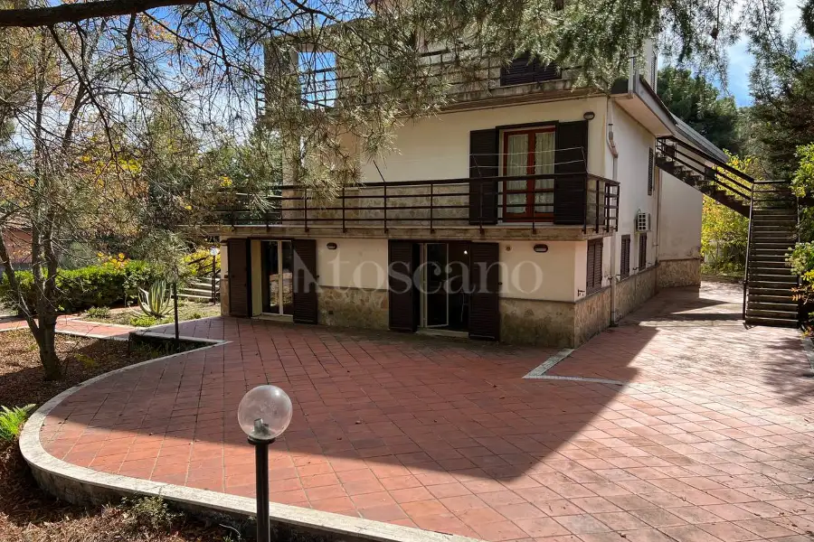 Villa in vendita di 396 mq a €445.000 (rif. 168/2025)