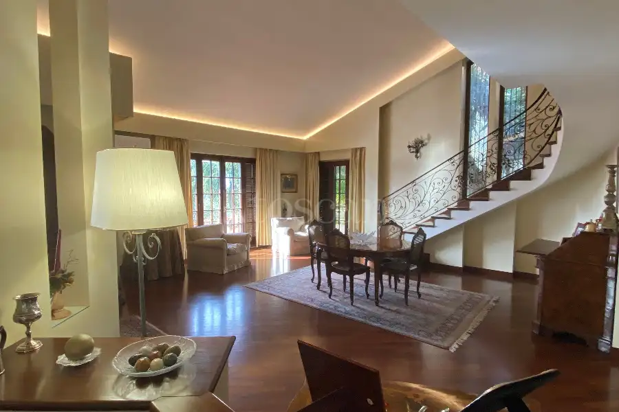 Villa Plurifamiliare in vendita di 850 mq a €899.000 (rif. 5/2026)
