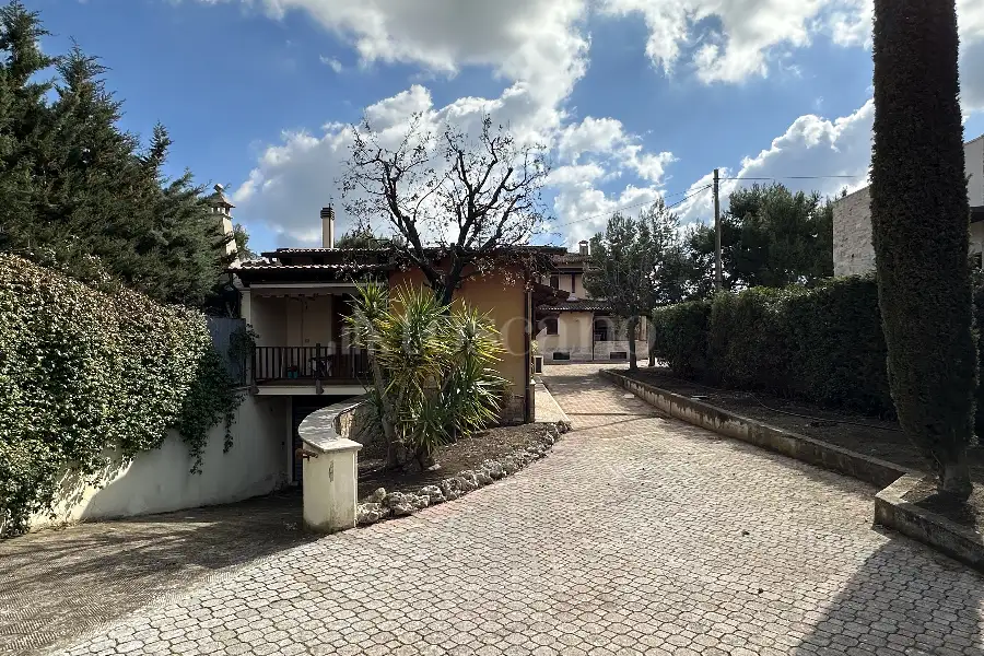 Casale in vendita di 747 mq a €790.000 (rif. 11/2026)