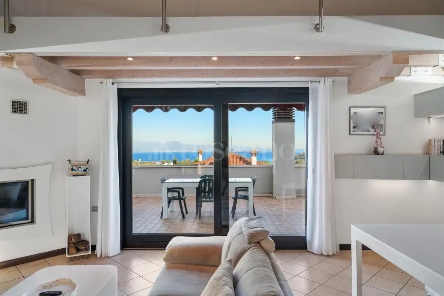 Attico in vendita di 250 mq a €680.000 (rif. 56/2026)