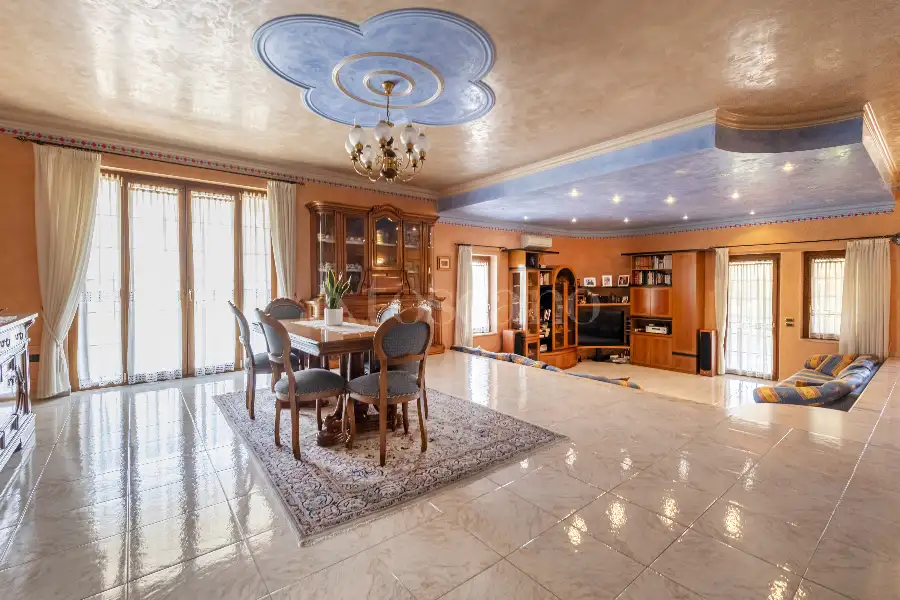 Villa in vendita di 645 mq a €960.000 (rif. 21/2026)