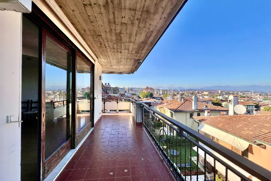 Villa Bifamiliare in vendita di 315 mq a €1.200.000 (rif. 7/2026)