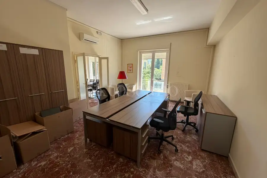 Ufficio in affitto di 80 mq a €700 (rif. 4/2026)