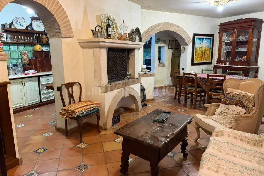 Villa Plurifamiliare in vendita di 430 mq a €395.000 (rif. 19/2026)
