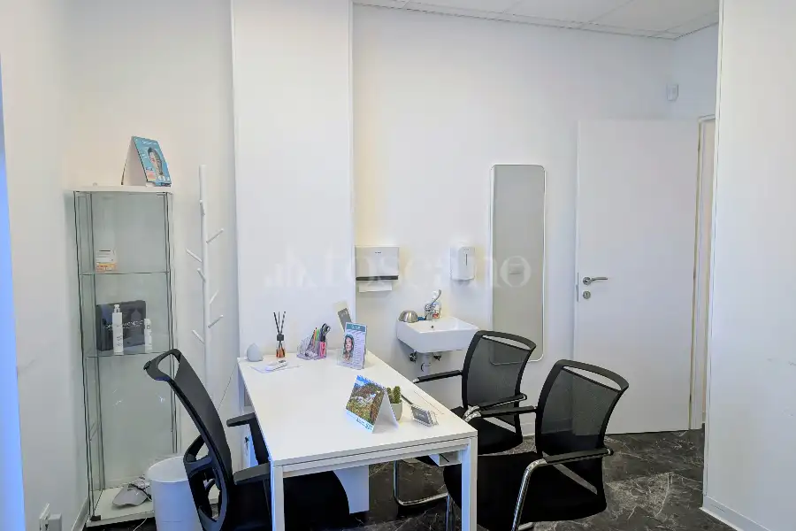 Negozio in vendita di 100 mq a €370.000 (rif. 6/2026)