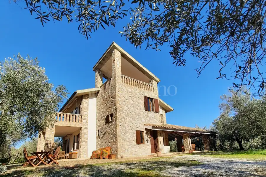 Villa in vendita di 480 mq a €880.000 (rif. 4/2026)