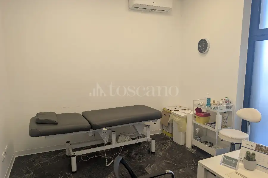 Negozio in vendita di 100 mq a €370.000 (rif. 6/2026)