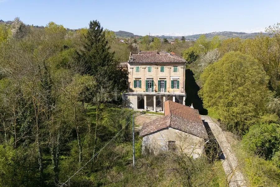 Casale in vendita di 1.000 mq a €1.150.000 (rif. 5/2026)