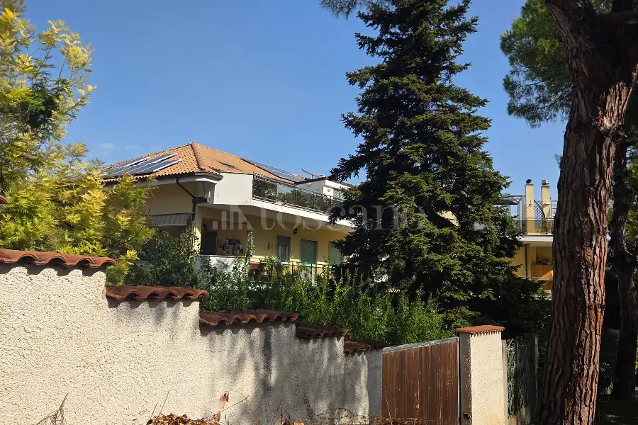 Villa Plurifamiliare in vendita di 575 mq a €580.000 (rif. 33/2026)