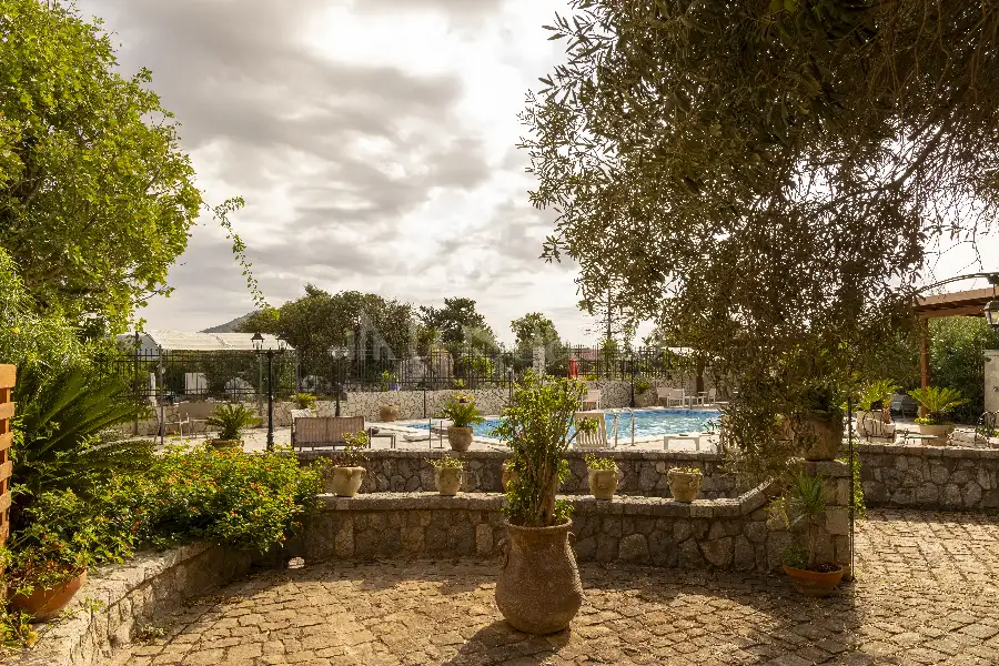 Villa in vendita di 920 mq a €1.800.000 (rif. 43/2025)