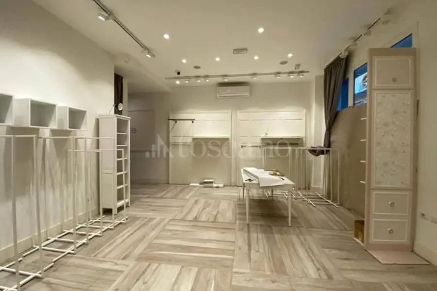 Negozio in vendita di 140 mq a €325.000 (rif. 70/2025)