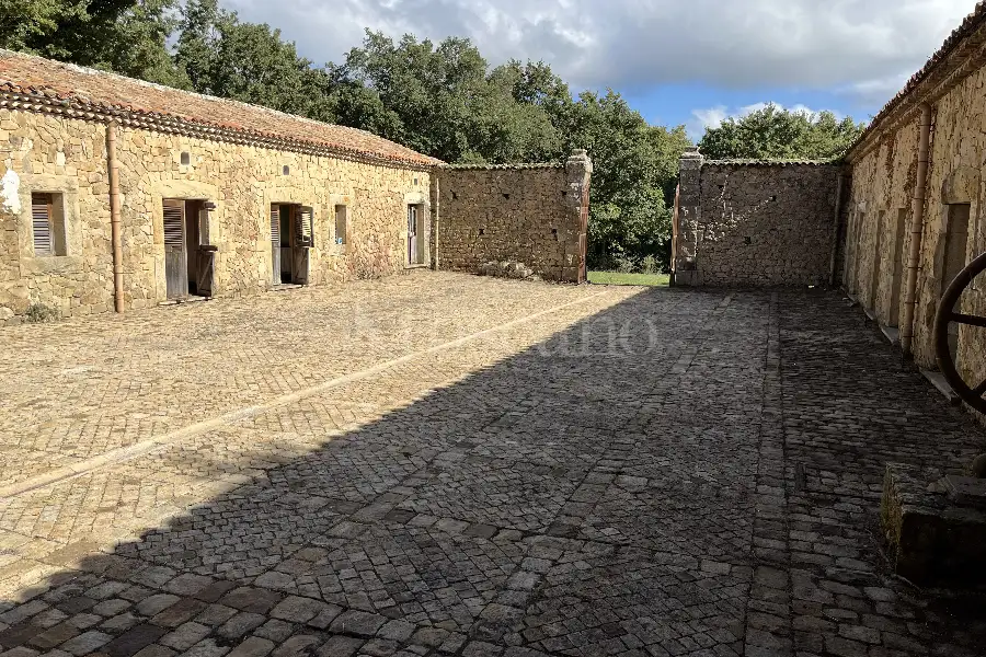 Casale in vendita di 860 mq trattativa riservata (rif. 258/2025)