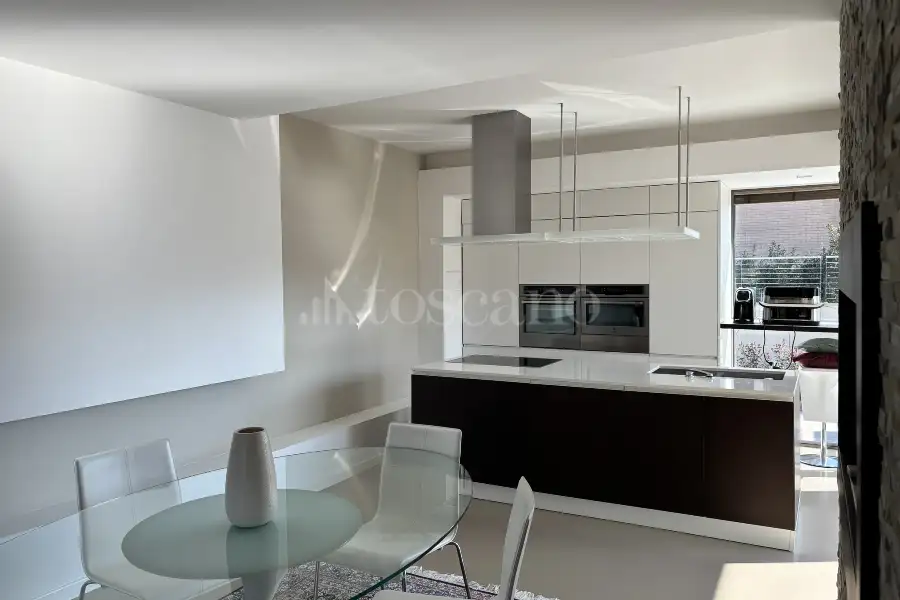 Villa Plurifamiliare in vendita di 250 mq a €1.050.000 (rif. 14/2026)