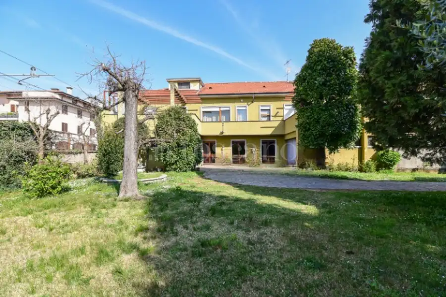 Casa Indipendente in vendita di 400 mq a €260.000 (rif. 9/2026)