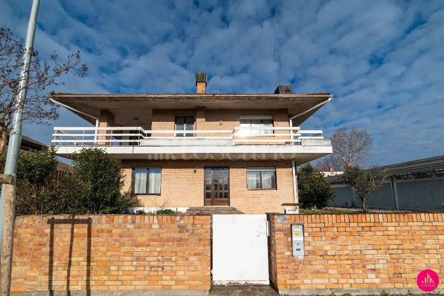 Casa Indipendente in vendita di 370 mq a €380.000 (rif. 8/2026)