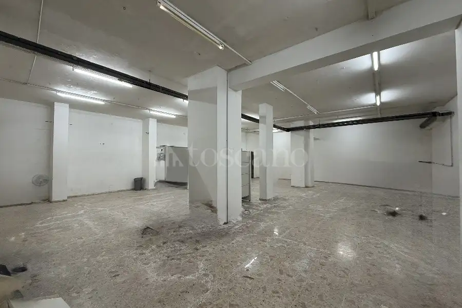 Negozio in vendita di 416 mq a €213.000 (rif. 4/2026)