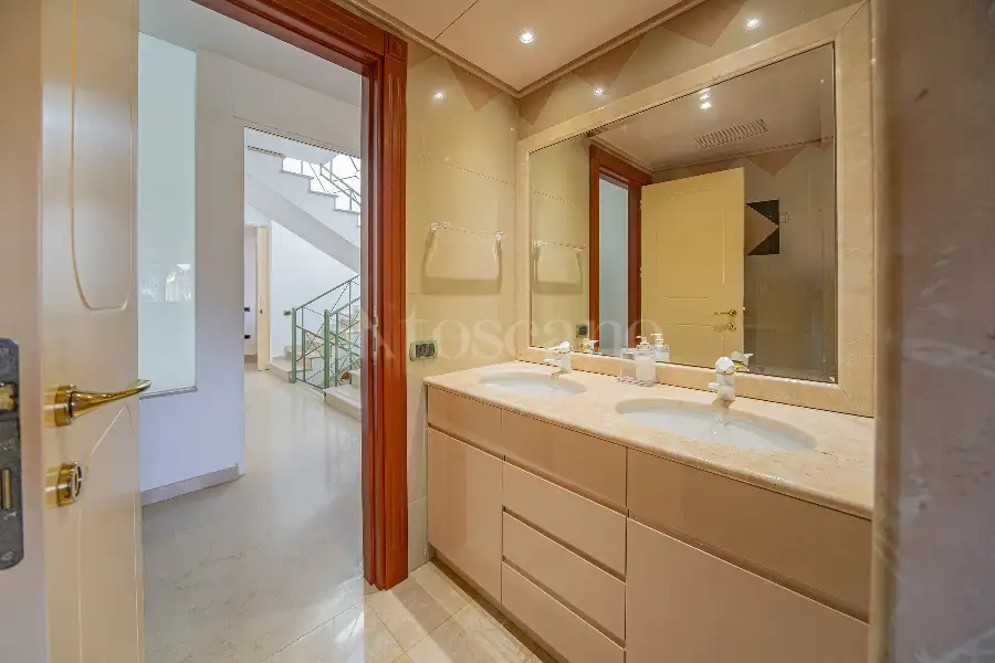 Villa in vendita di 500 mq a €990.000 (rif. 100/2025)