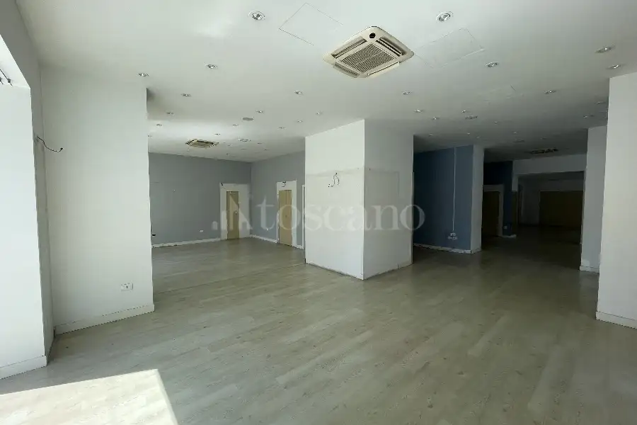 Negozio in affitto di 250 mq a €6.800 (rif. 18/2026)