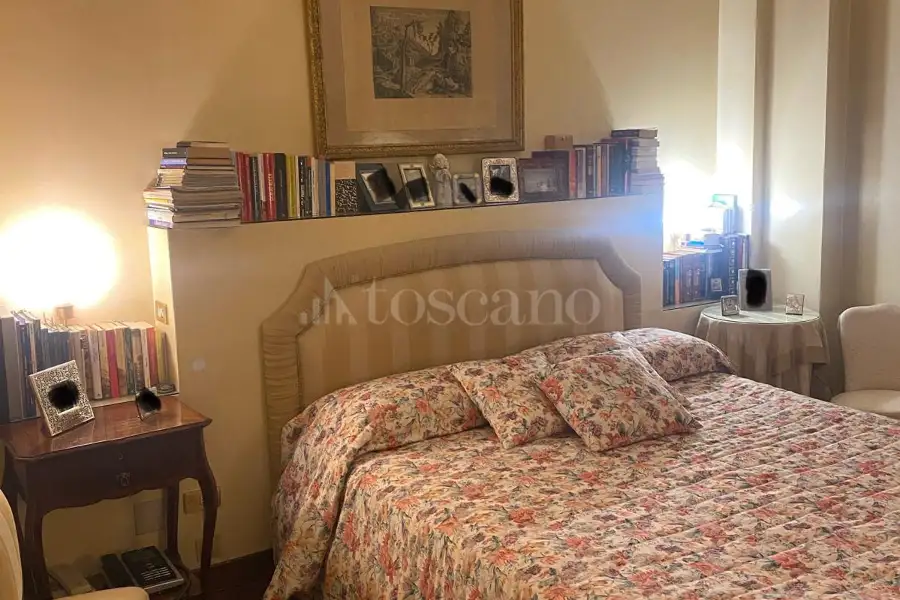 Villa Plurifamiliare in vendita di 850 mq a €899.000 (rif. 5/2026)